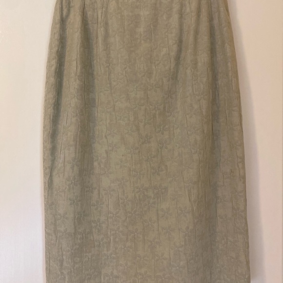 Beautiful Albert Nipon suit. - Picture 6 of 6